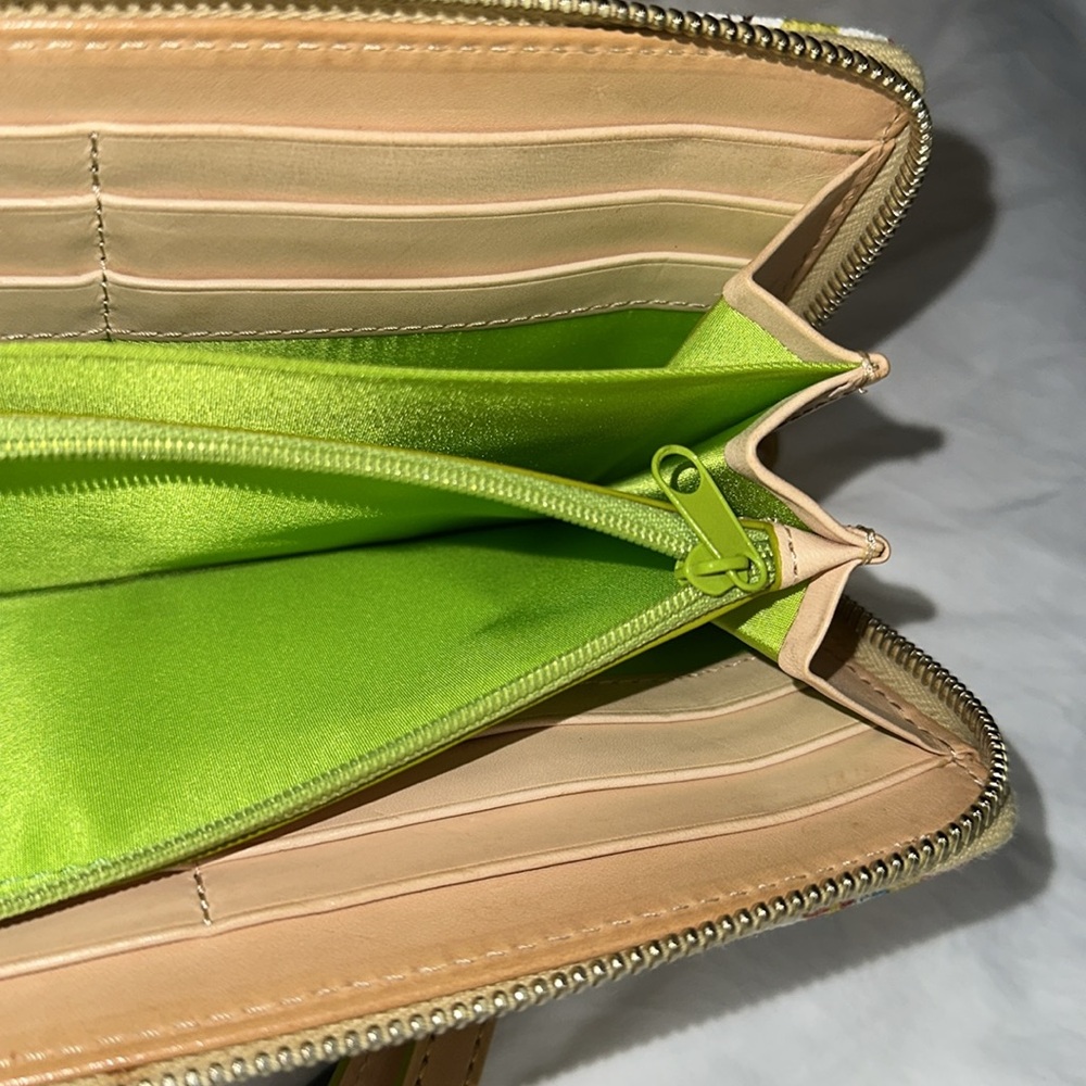 Dooney & Bourke Disney Parks Flower & Garden 25th Anniversary Wallet 2018 - Picture 15 of 17